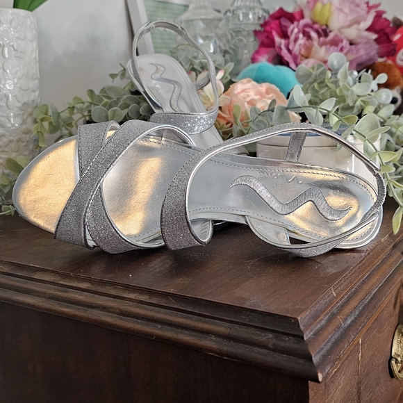 7.5 silver strappy heels sandals by Nina - Picture 8 of 9